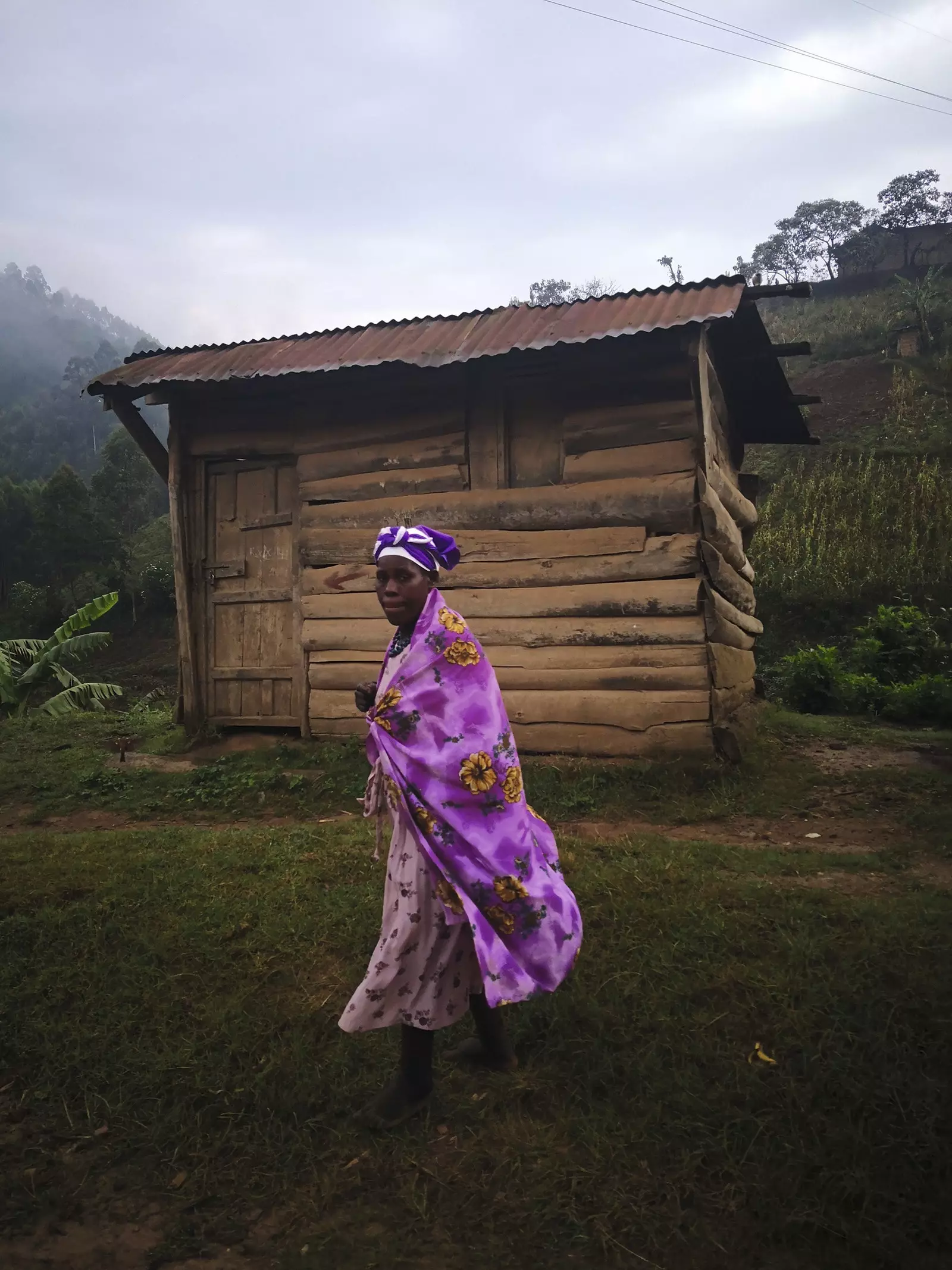 Eng Ugandan Fra verkleed sech an de lëschtege Musteren, déi d'Land iwwerschwemmt hunn