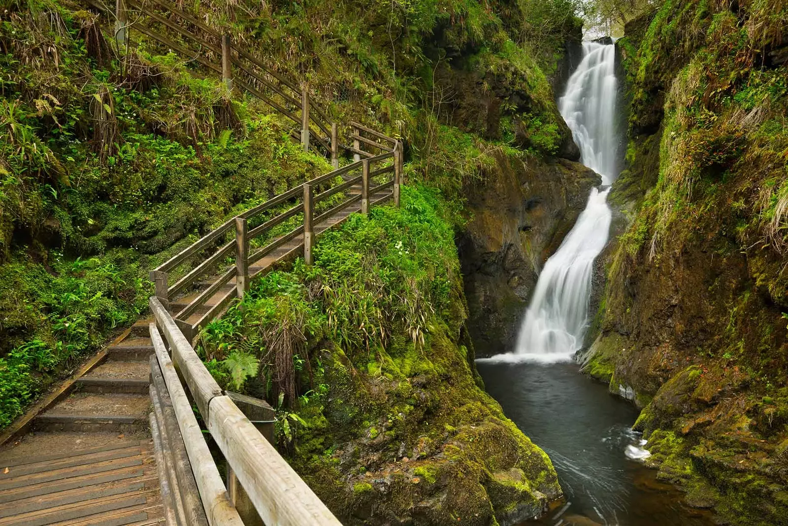 Air terjun alami di Taman Nasional Glenariff