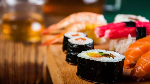 Mahali pa Kula Sushi Bora zaidi Tokyo (Zaidi ya Jiro)