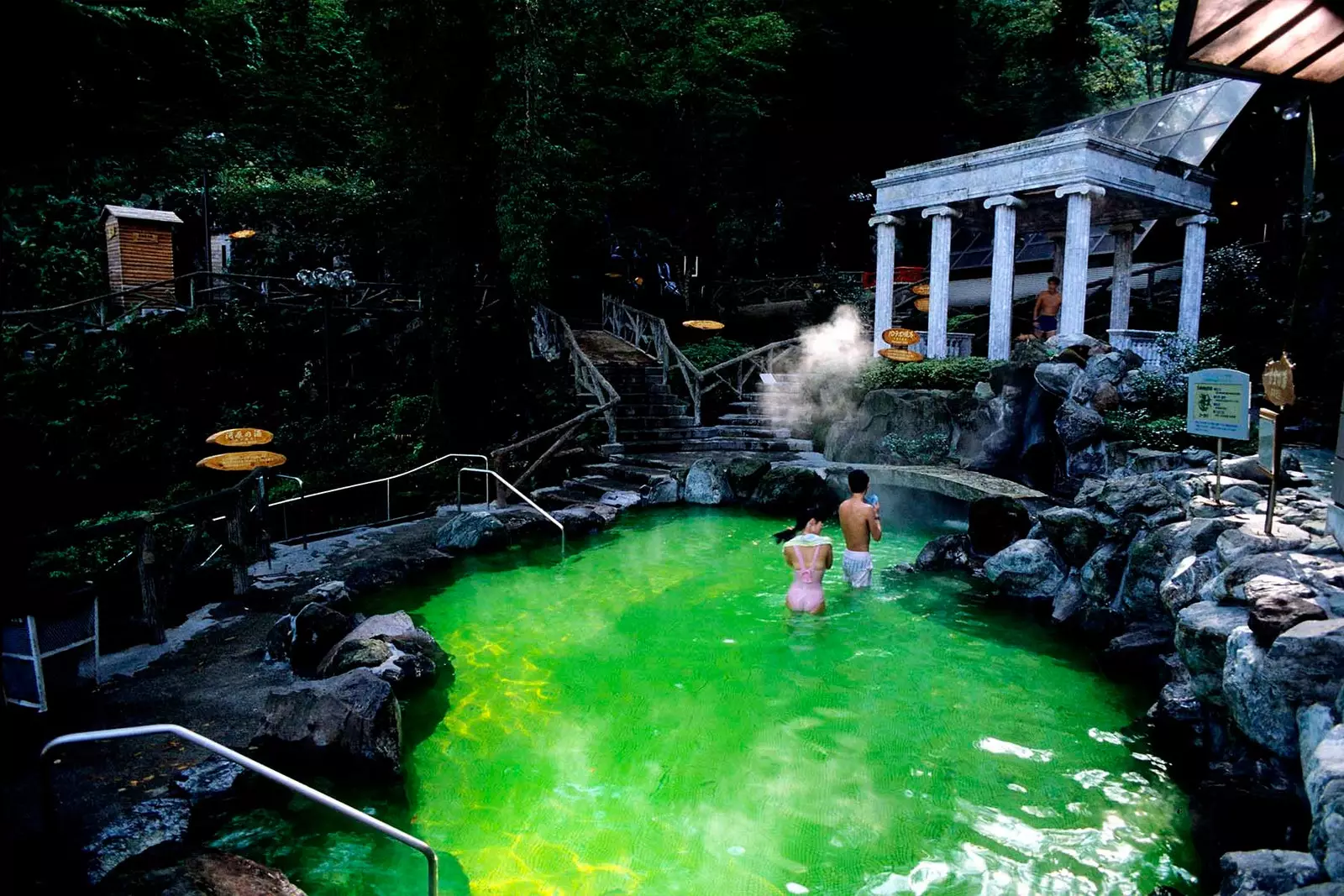 De 'onsen' maken deel uit van het typische landschap van Hakone