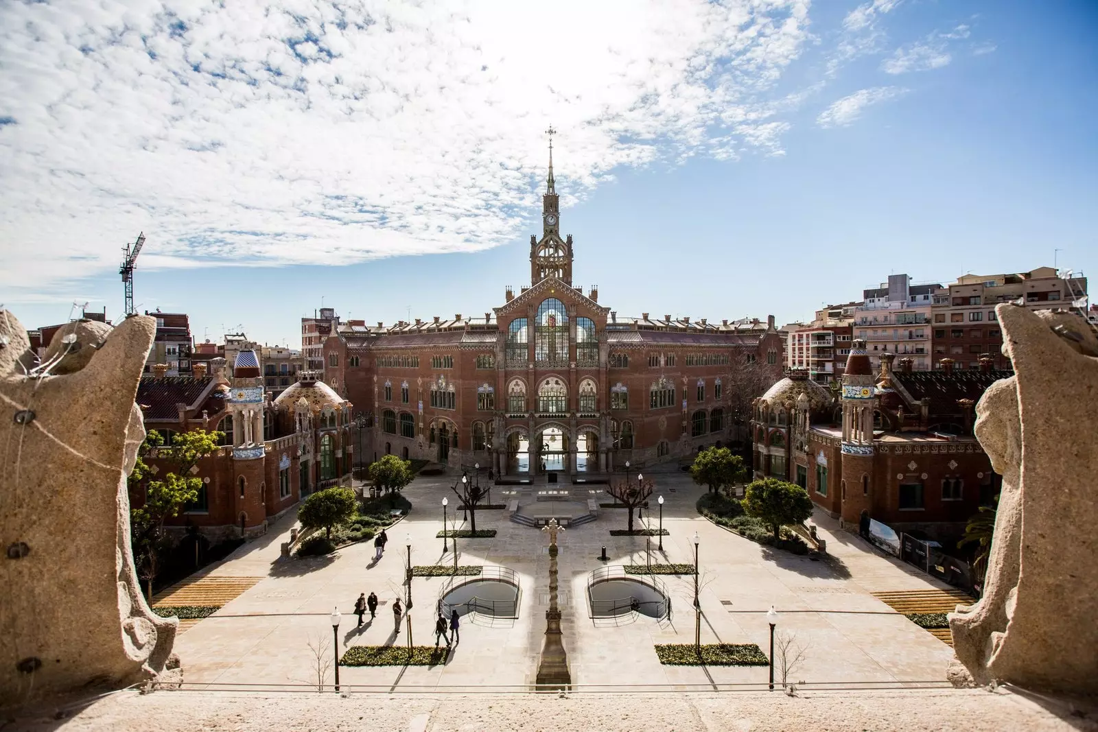 Hospital Sant Pau kelihatan mengagumkan di tengah-tengah Barcelona.