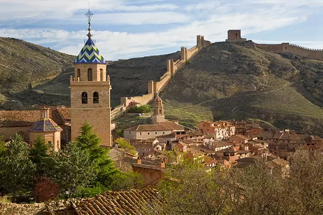 Albarracín պանորամային տեսարան՝ բացիկի չափից մեծ դոզա քարերի և սալիկների