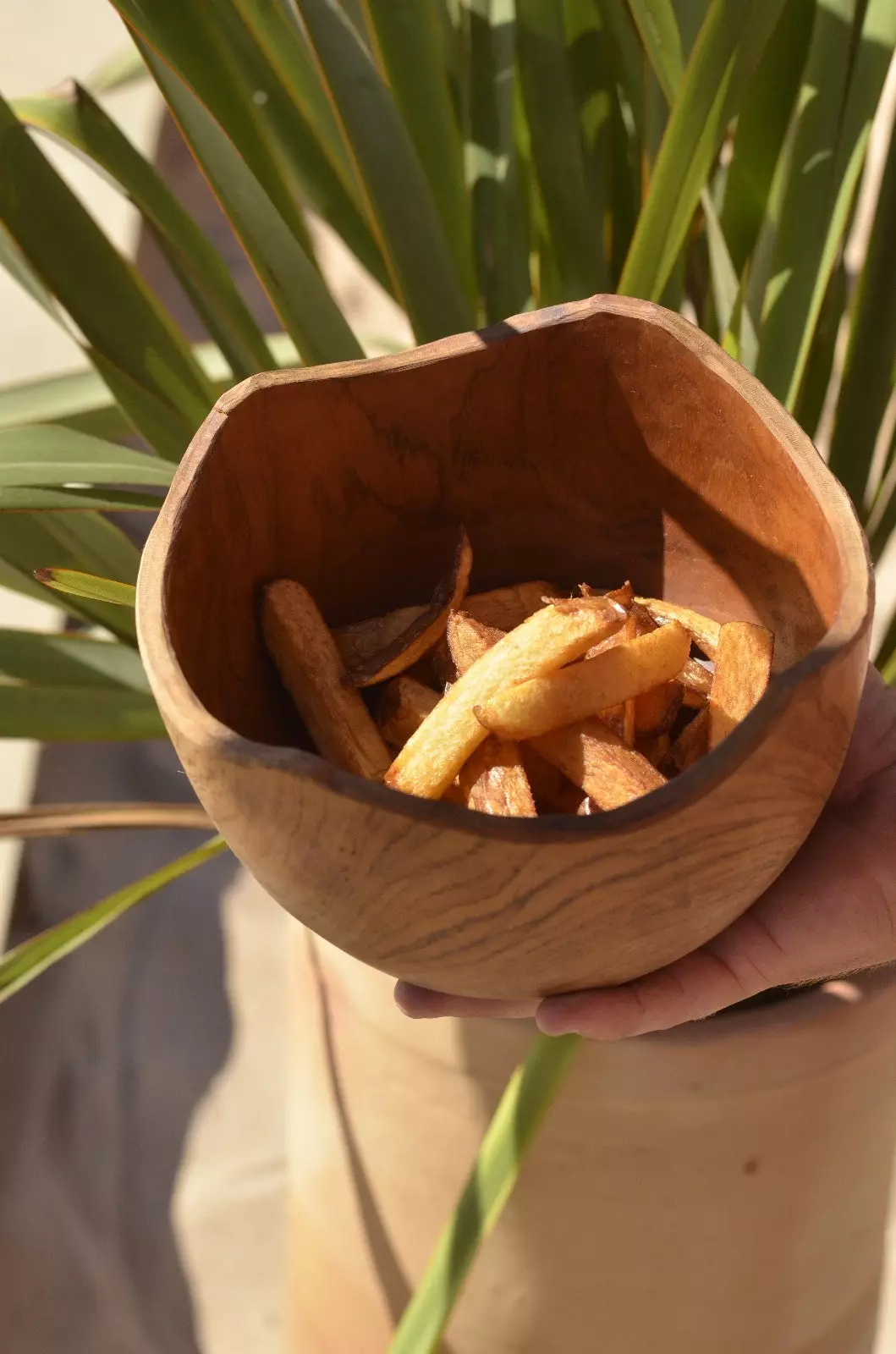 קערת עץ כפרית עם צ'יפס