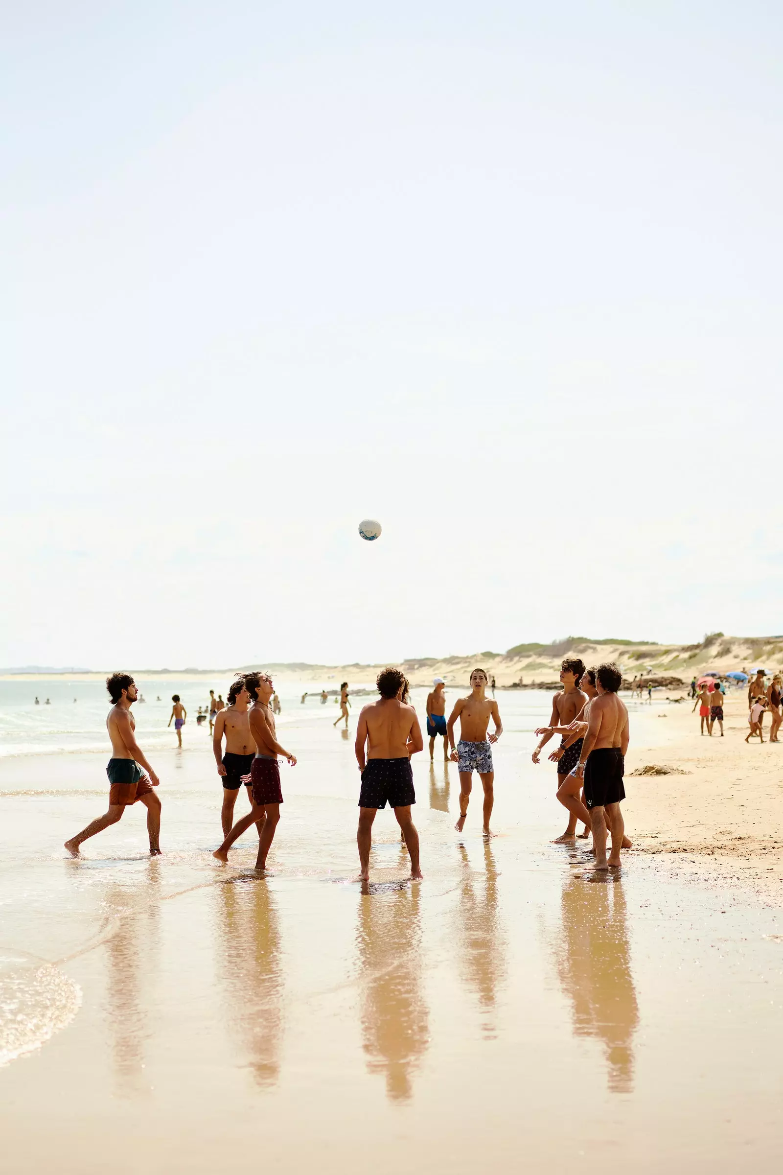 En gruppe mennesker leker med en ball på bredden av en strand i Jos Ignacio Uruguay