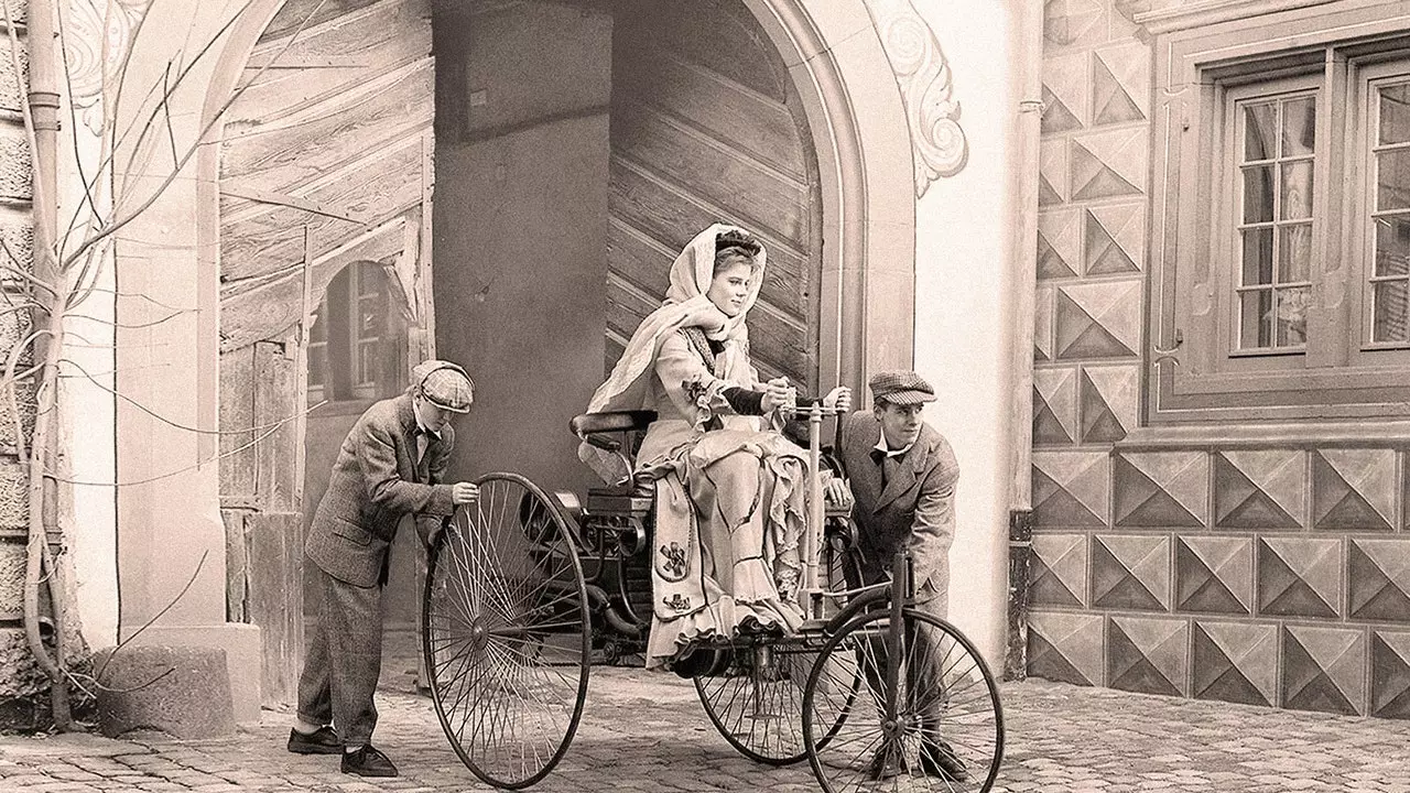 Bertha Benz, an bhean taobh thiar den roth den chéad turas bóthair sa stair