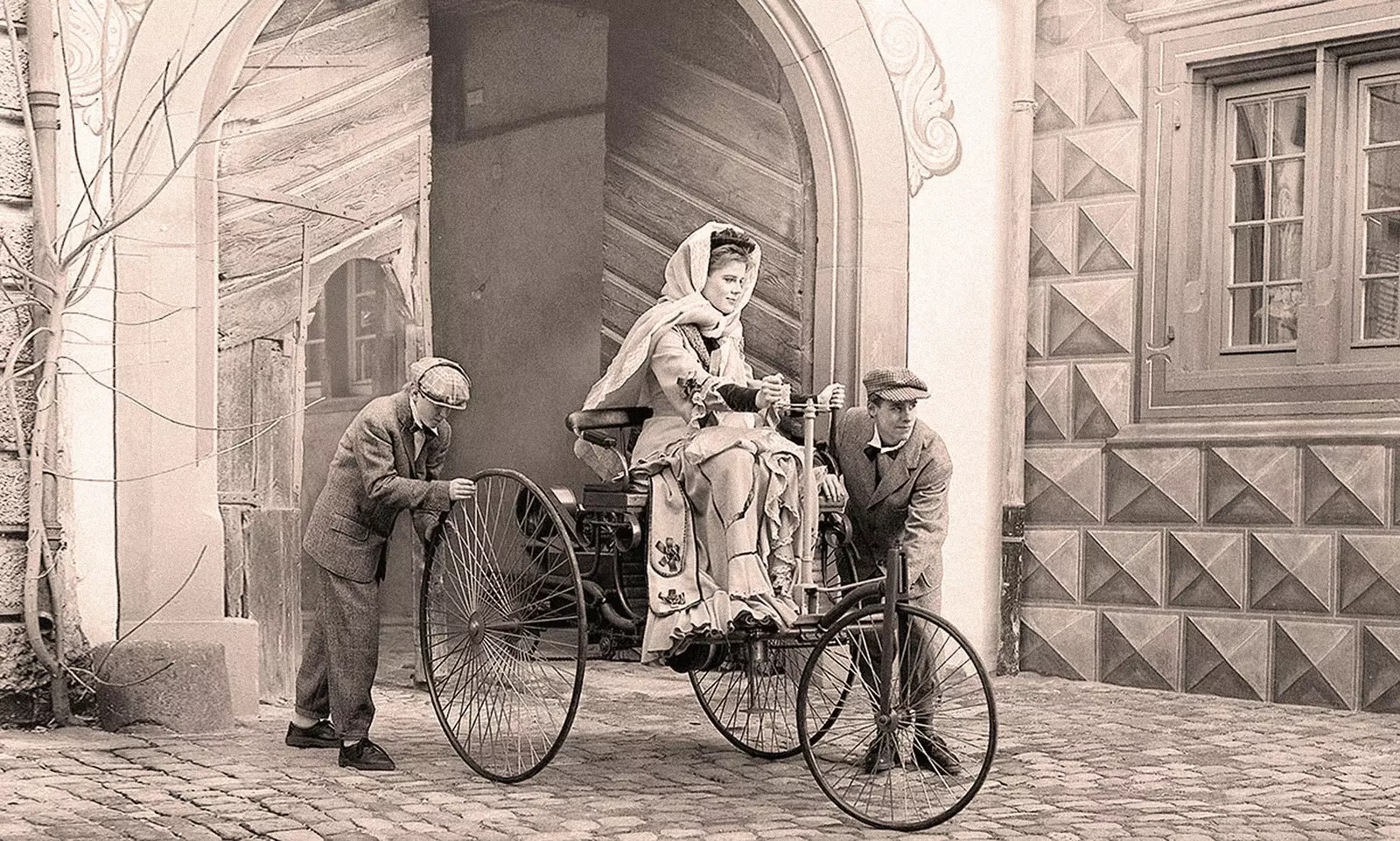 Bertha Benz ag tiomáint Mótarwagen Paitinne Benz