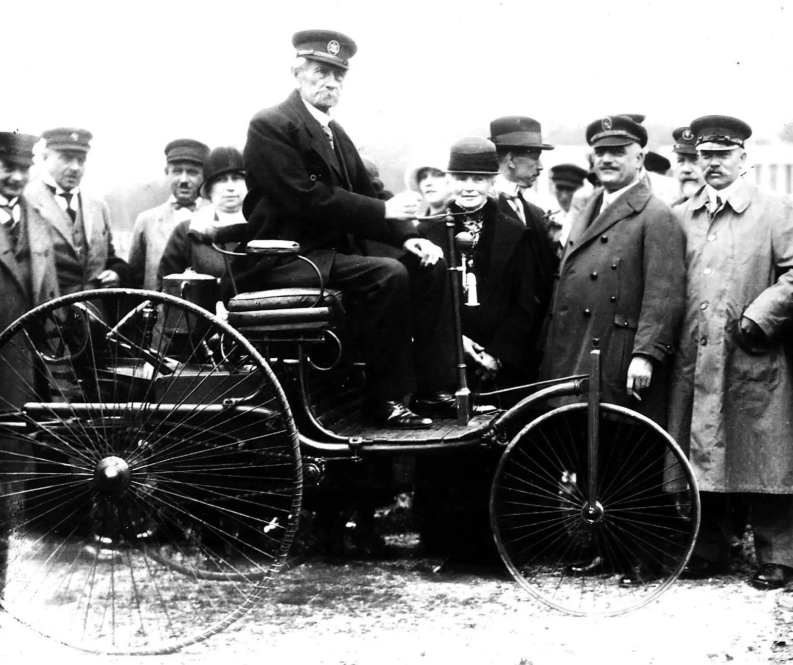 Karl Benz in aice le ceann dá chuid bunú i 1925