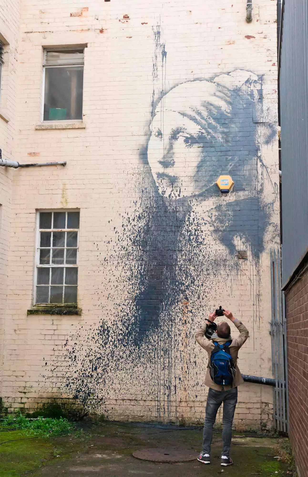 Banksy's 'Girl With The Pierced Eardrum' verscheen in 2014 in Bristol