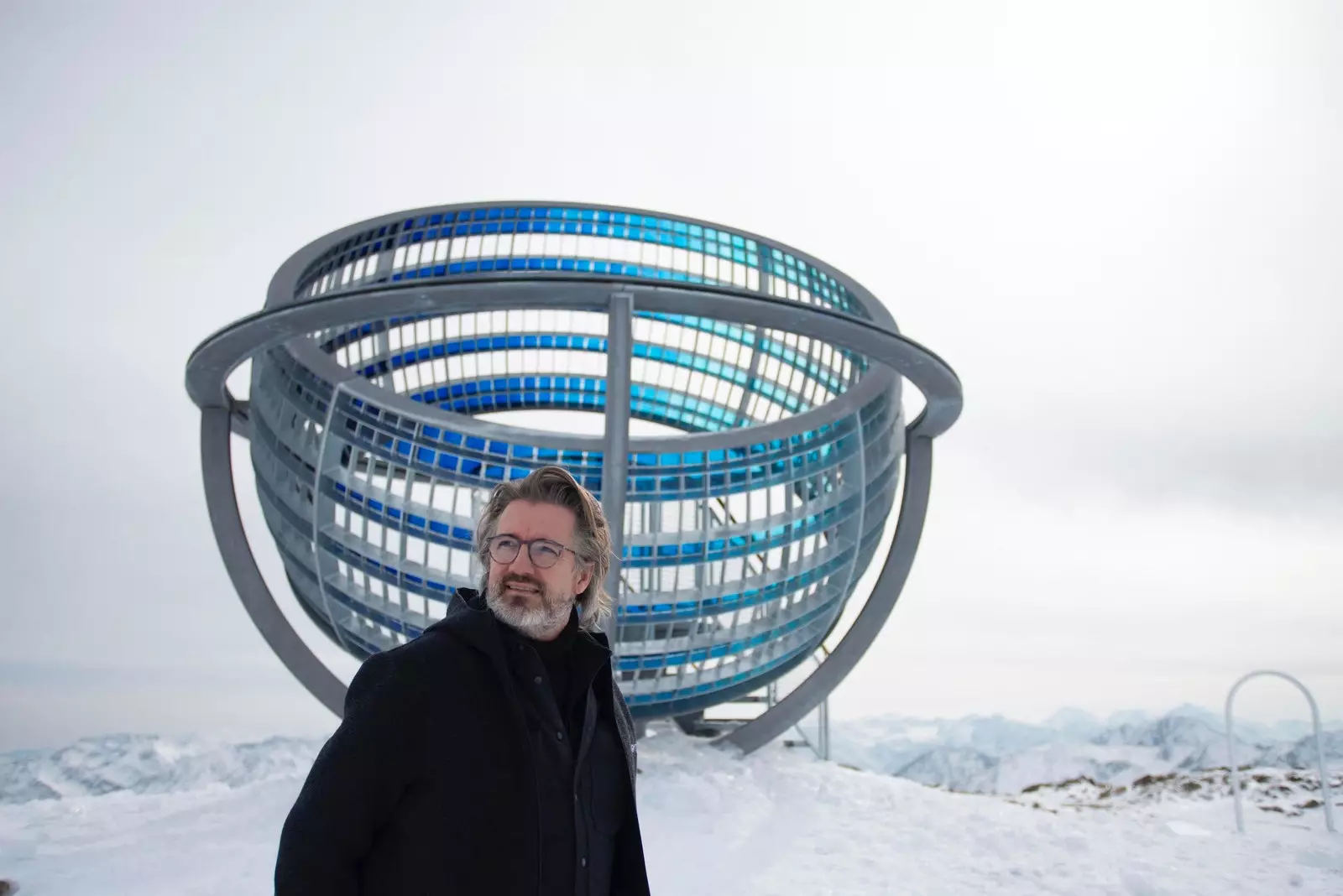 Olafur Eliasson với tác phẩm sắp đặt trên sông băng Hochjochferner.