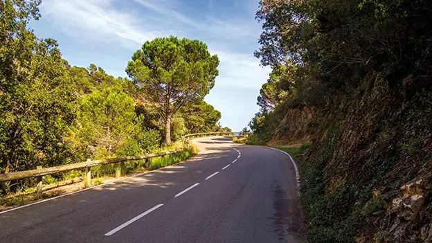 Spanyol dengan sepeda motor: rute dan jalan terbaik untuk menjelajahinya dengan kecepatan penuh