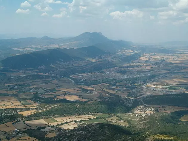 Udsigt over Sabi nigo fra Santa Orosia med Mount Oroel i baggrunden