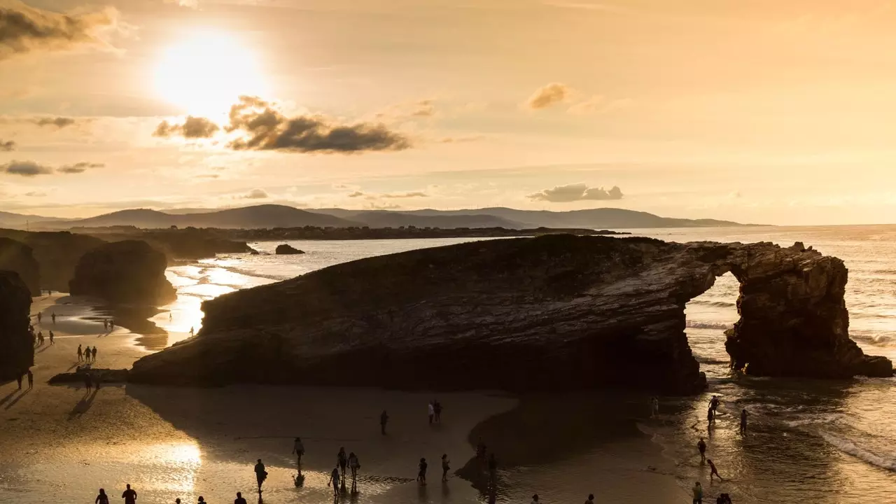 A praia das Catedrais pode ser visitada com autorização prévia a partir de 1 de julho