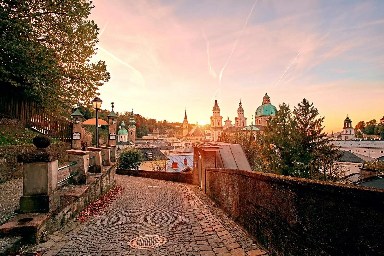 Un coucher de soleil dans une rue de Salzbourg.