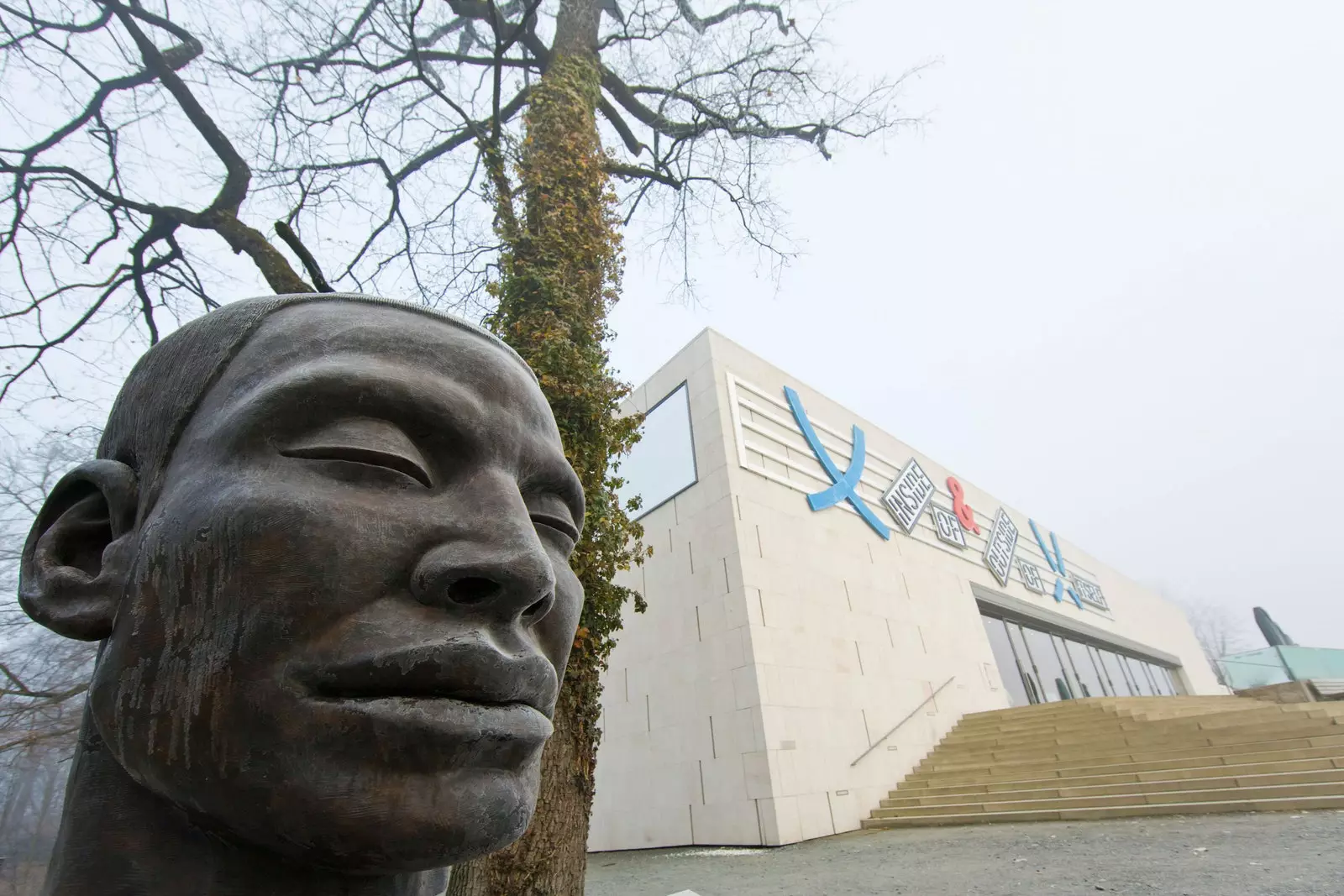 Une statue humaine accueille le visiteur au Musée d'Art.