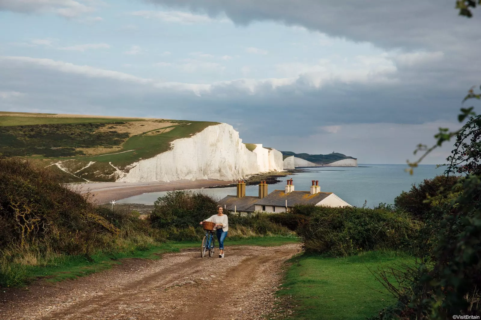 Катэджы берагавой аховы і скалы ў Seaford East Sussex.