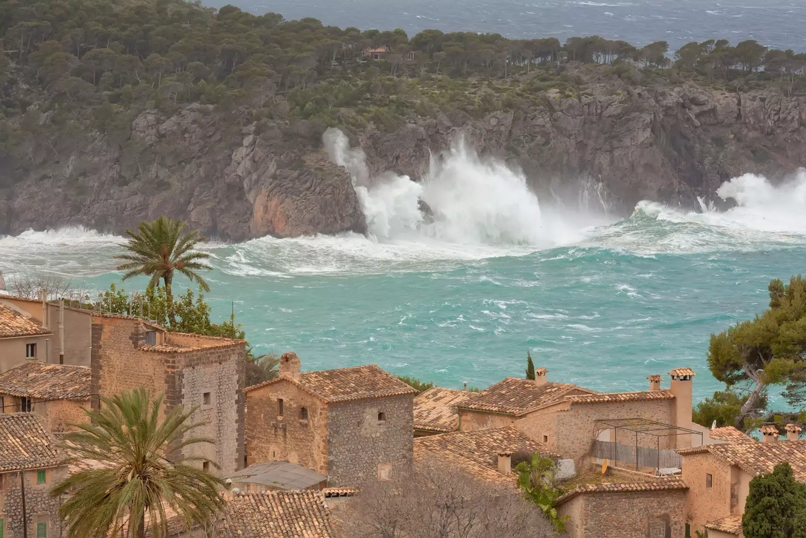 Llucalcari သည် Mallorca ရှိ အသေးငယ်ဆုံးနှင့် လူသိအများဆုံးမြို့များထဲမှ တစ်ခုဖြစ်သည်။