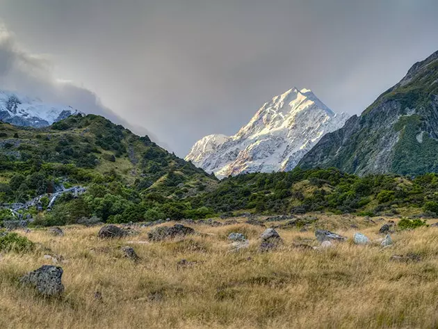 Mount Cook သည် နယူးဇီလန်တွင် အမြင့်ဆုံးတောင်ဖြစ်သည်။