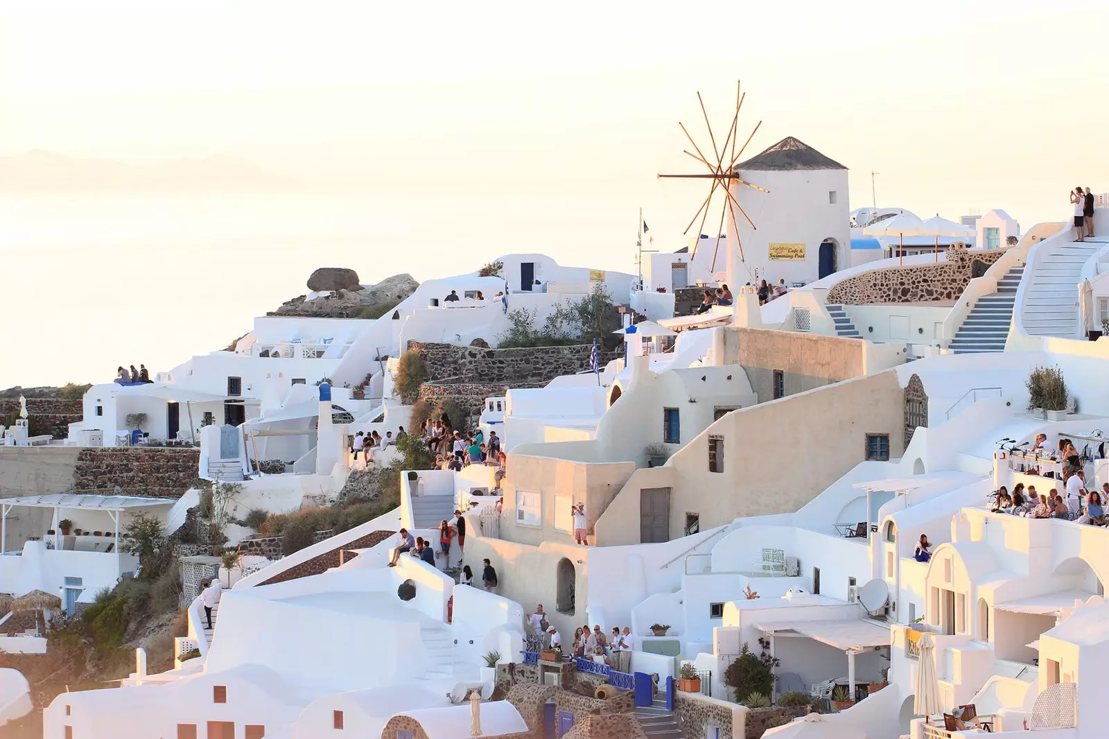 ခရီးသွားများသည် Oia Santorini မှ နေဝင်ချိန်ကို ကြည့်ရှုကြသည်။