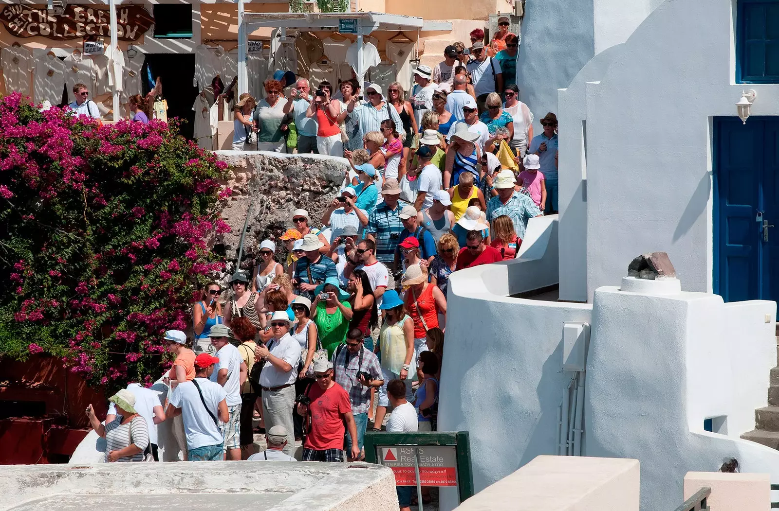 Santorini yang penuh sesak