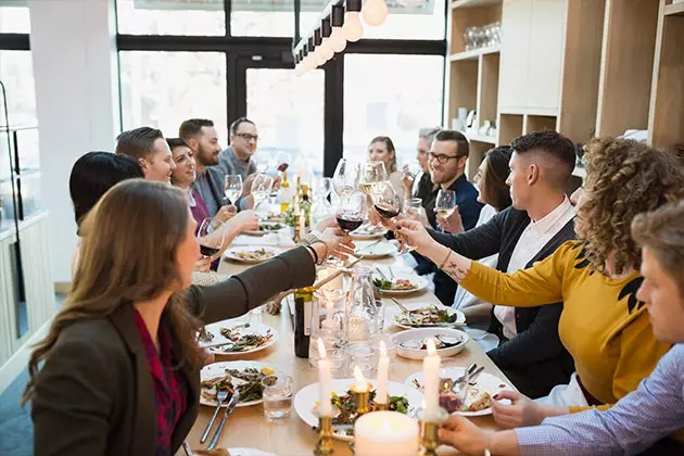 Beim „Mealsurfing“ vermeidest du es, alleine zu essen