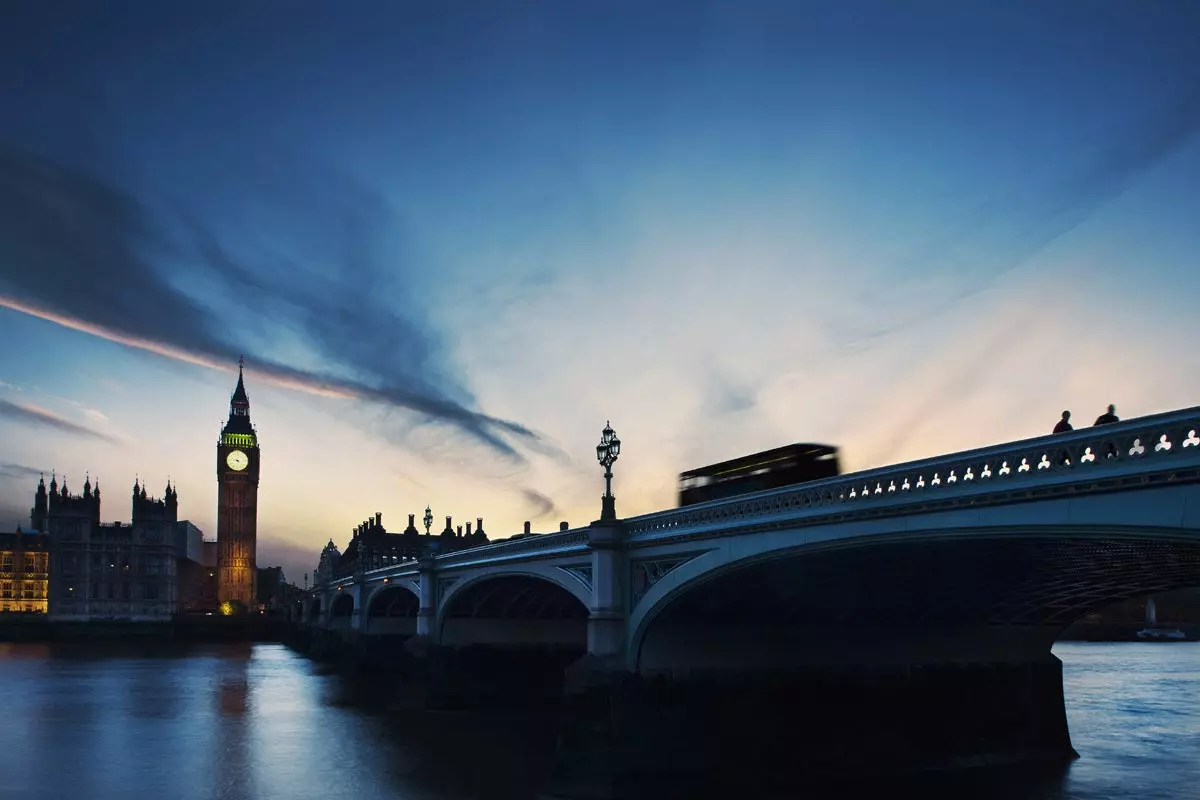 A Big Ben tornya figyeli a londoni éjszakát