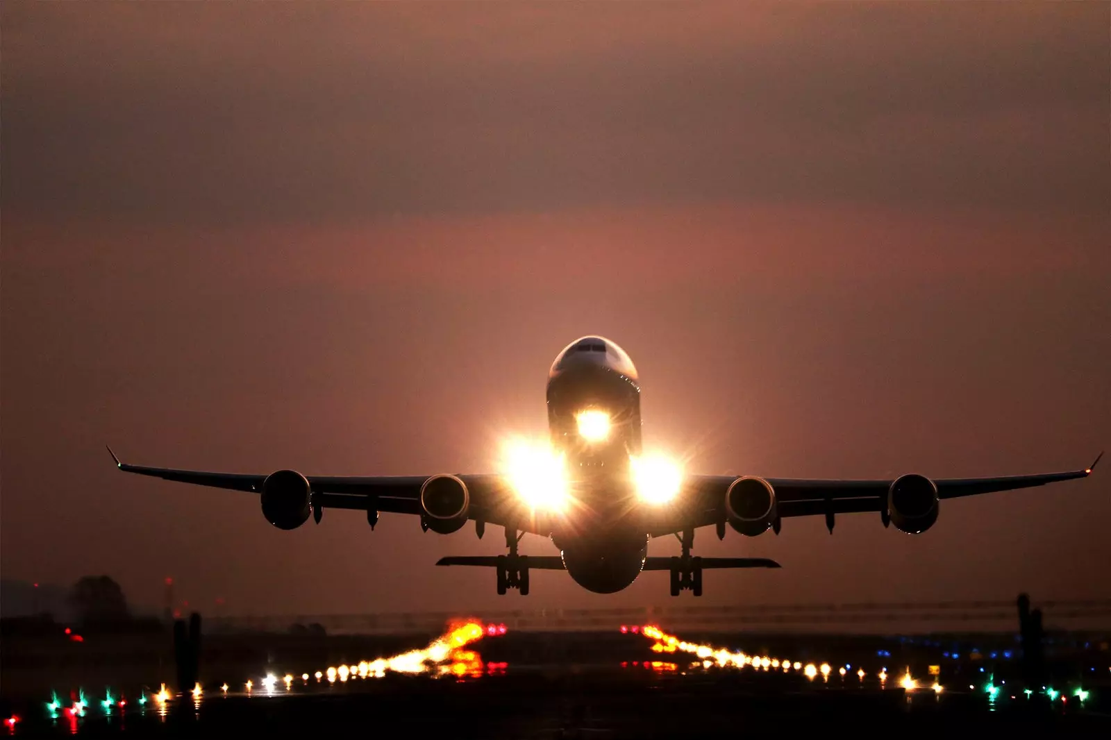 avion qui décolle la nuit