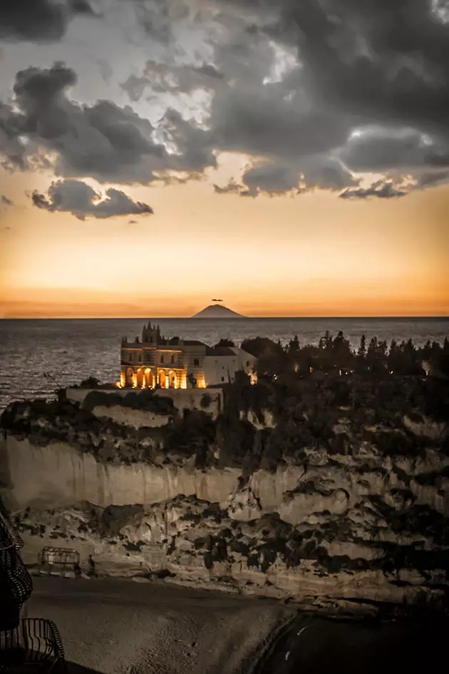 O mosteiro de Santa Maria dellIsola construído em uma colina acima de uma praia em Tropea com a ilha vulcânica de...