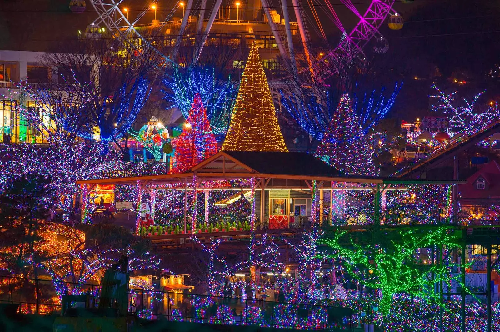 Parque de diversões Yomiuri Land ao anoitecer