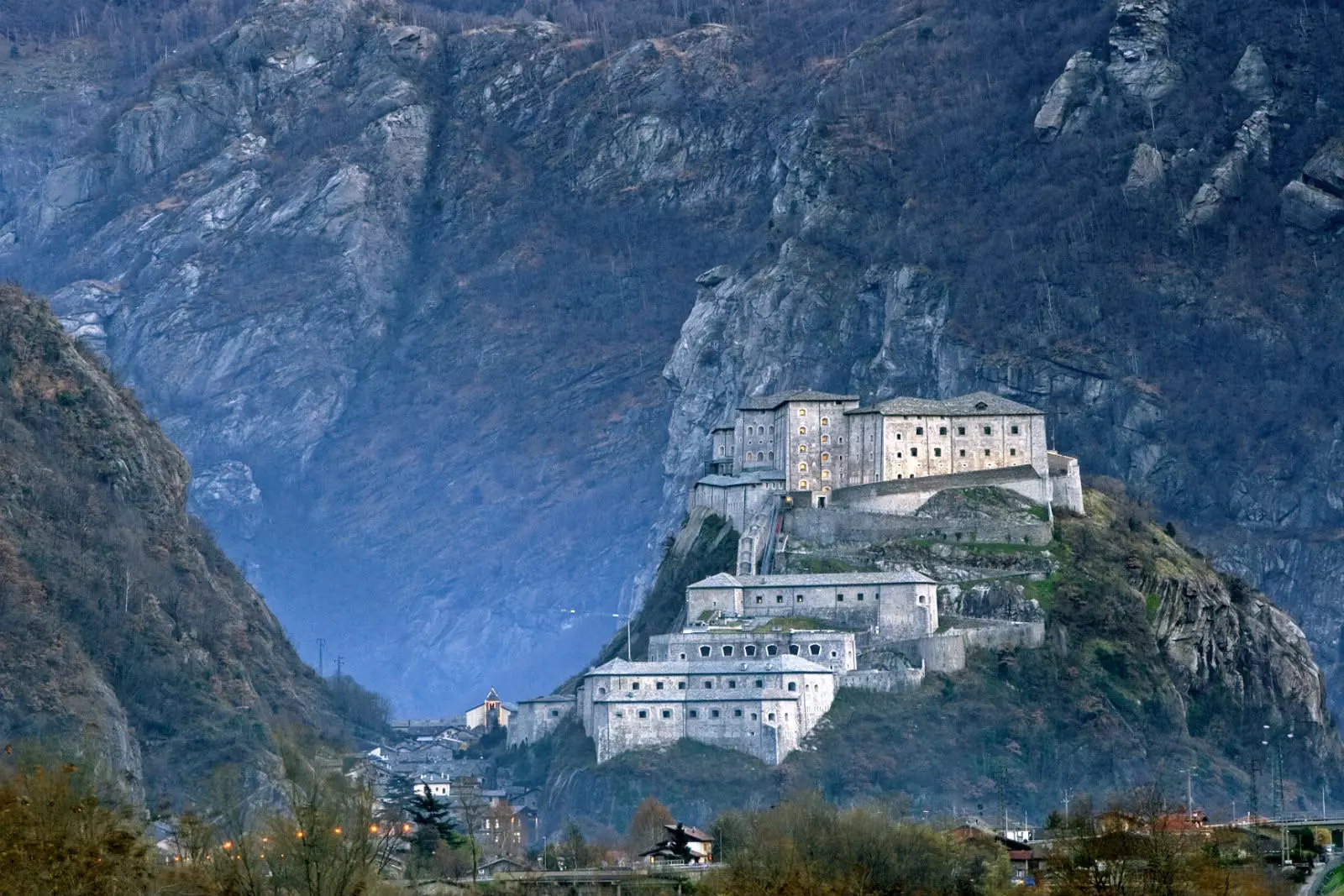 Bard ở Thung lũng Aosta.