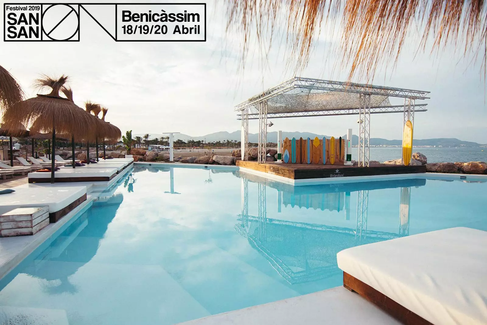 Beach Club-da hovuzda çimmək