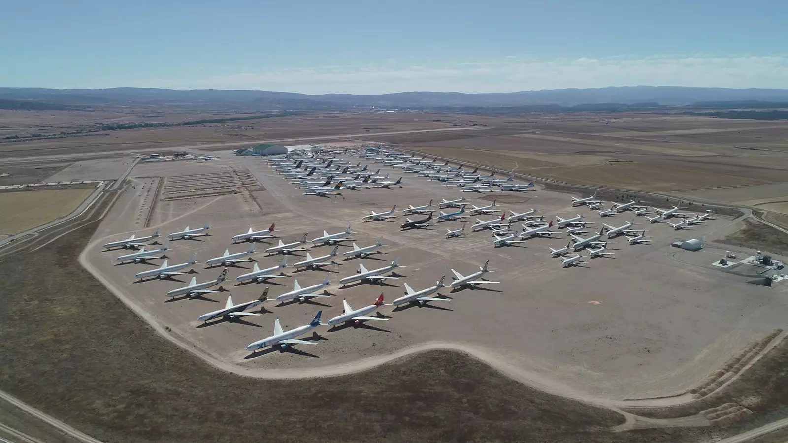 Vederi ale aeroportului din Teruel, marea „parcare” a avioanelor europene