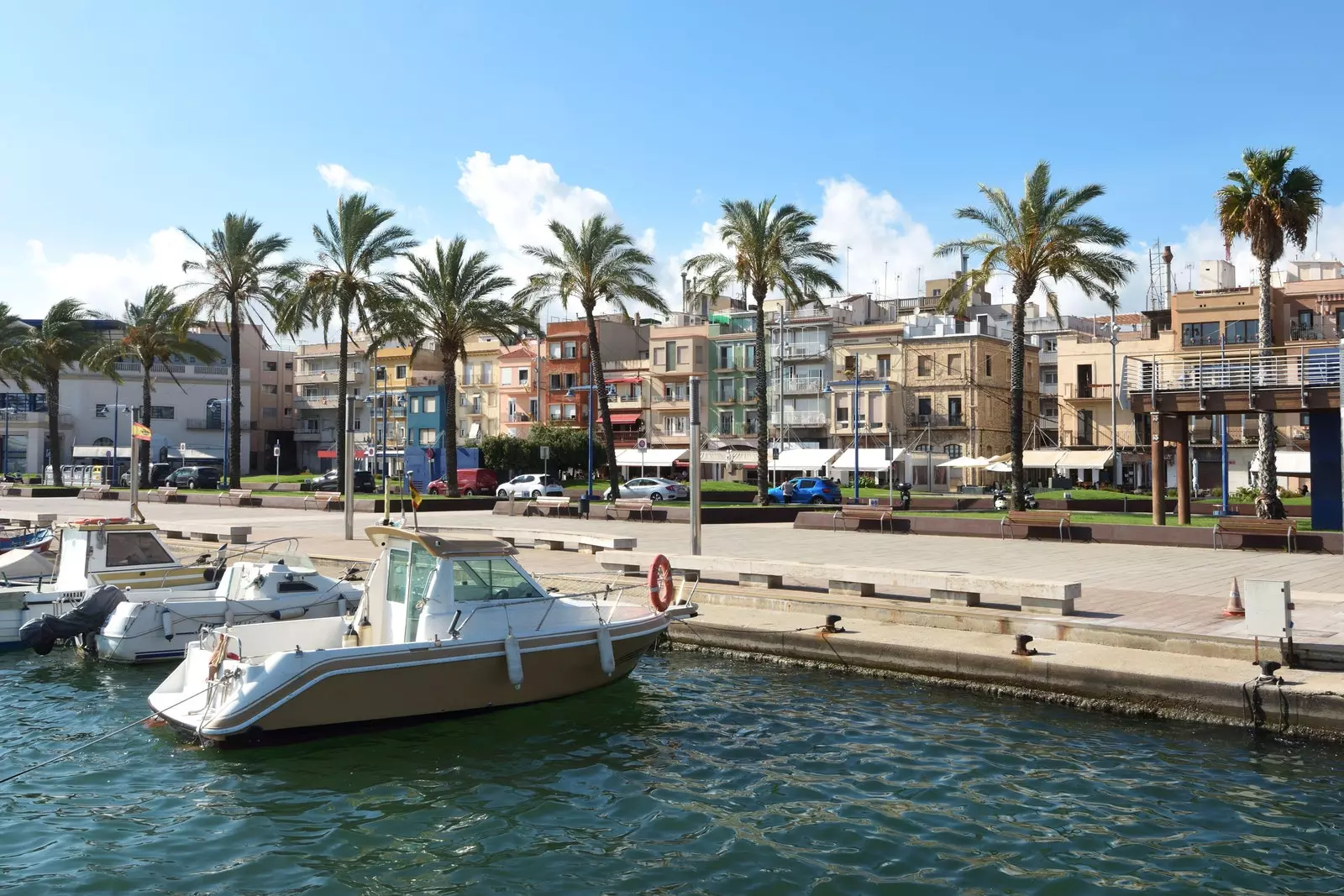 Lingkungan pelayaran Serrallo di Tarragona.