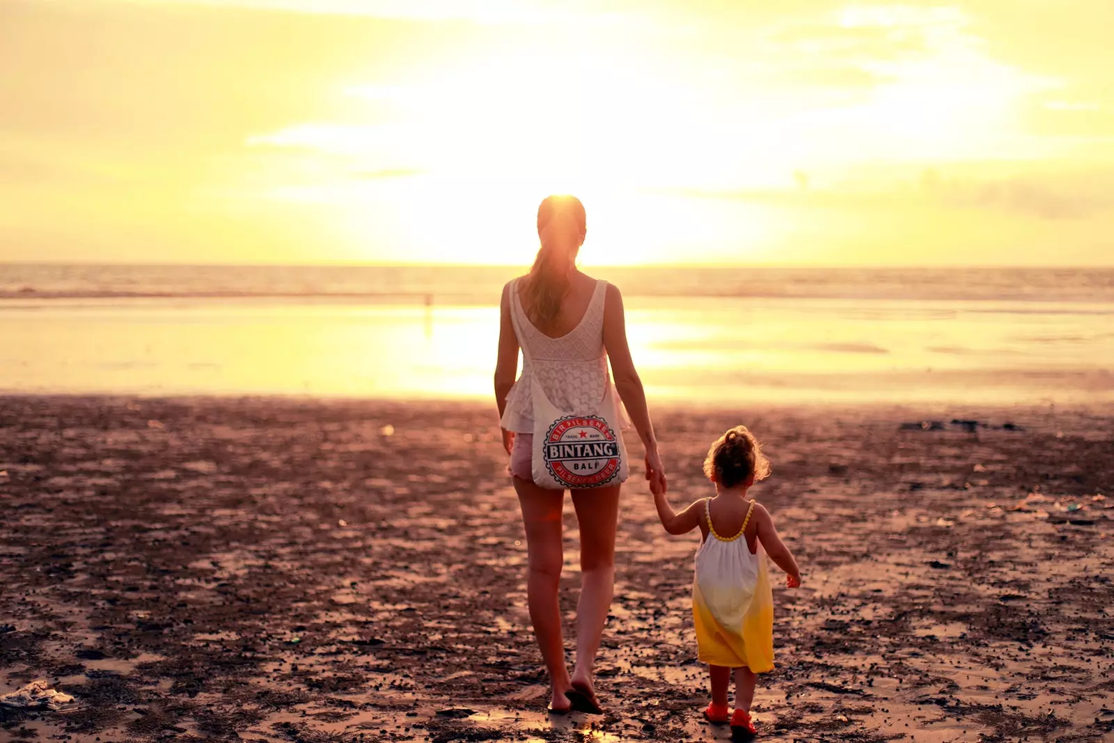 Femme et fille marchant sur la plage