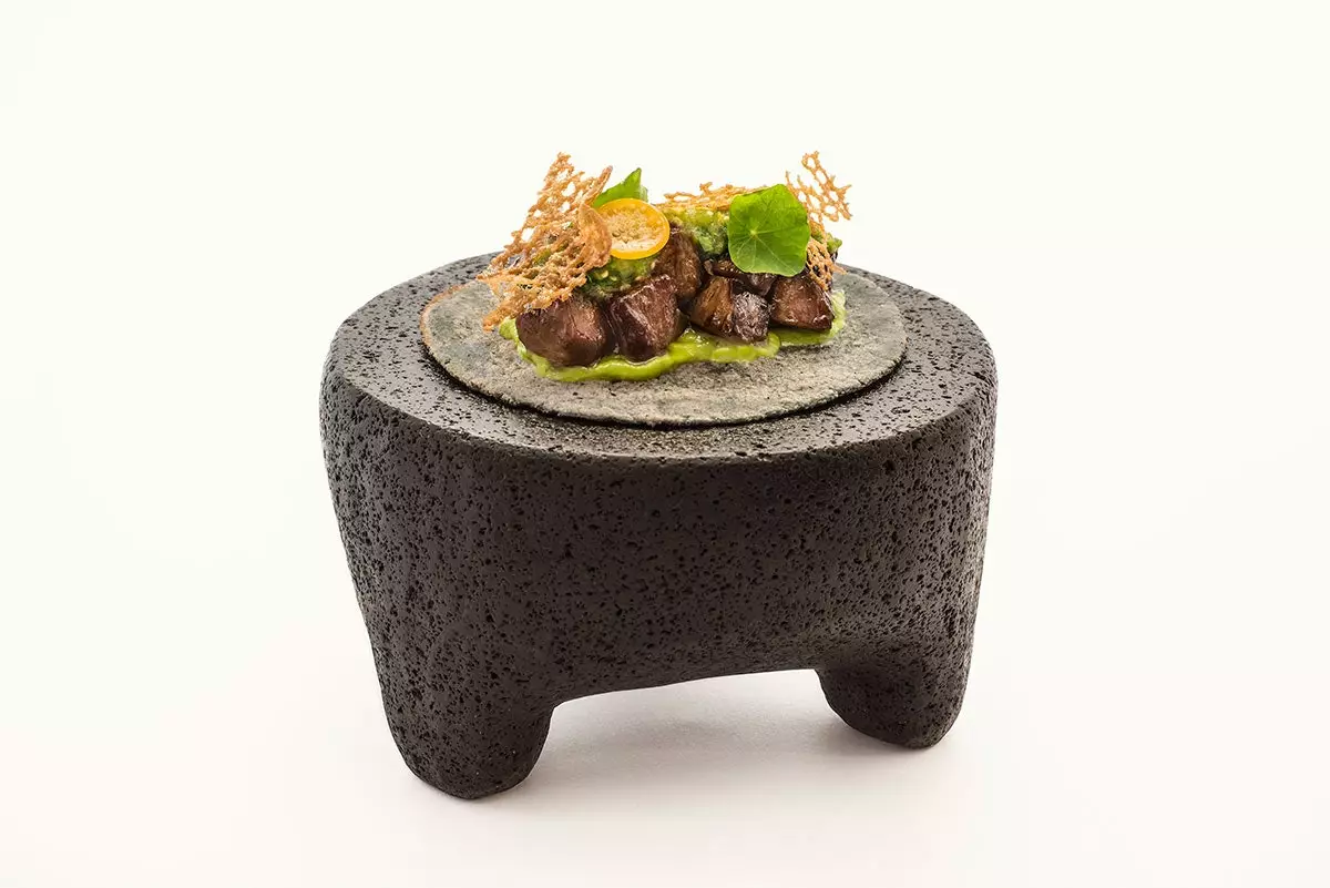 이베리코 돼지고기와 그린 토마틸로 타코 in molcajete