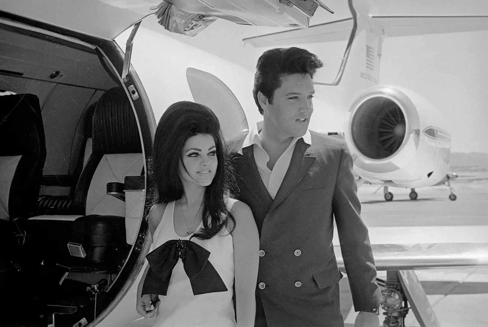 Elvis en Priscilla Presley op hun privéjet