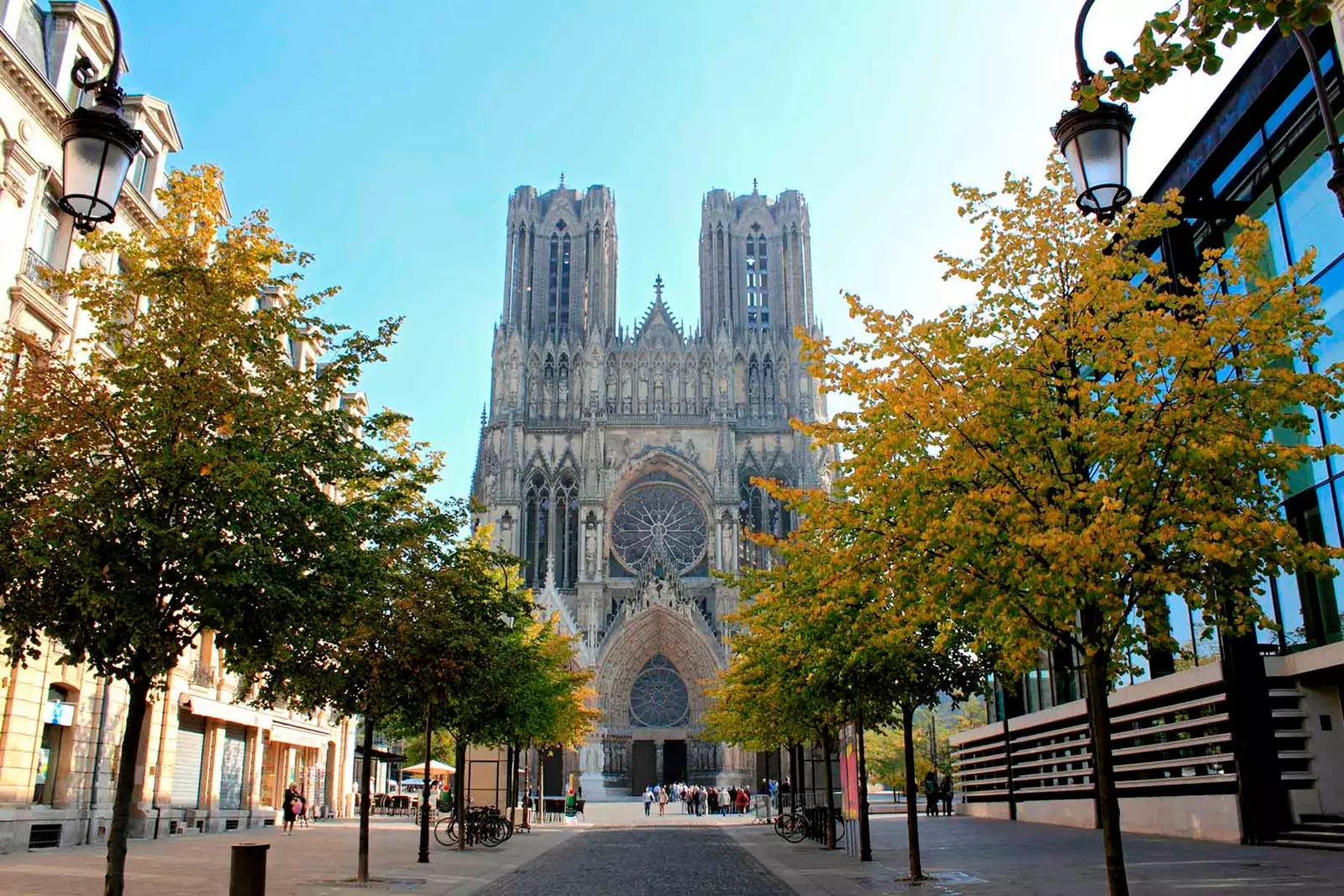 Die Kathedrale von Reims ist eine von denen, die ihre Spuren hinterlassen