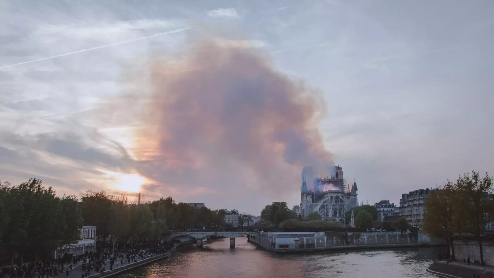 Katedral yang terbakar