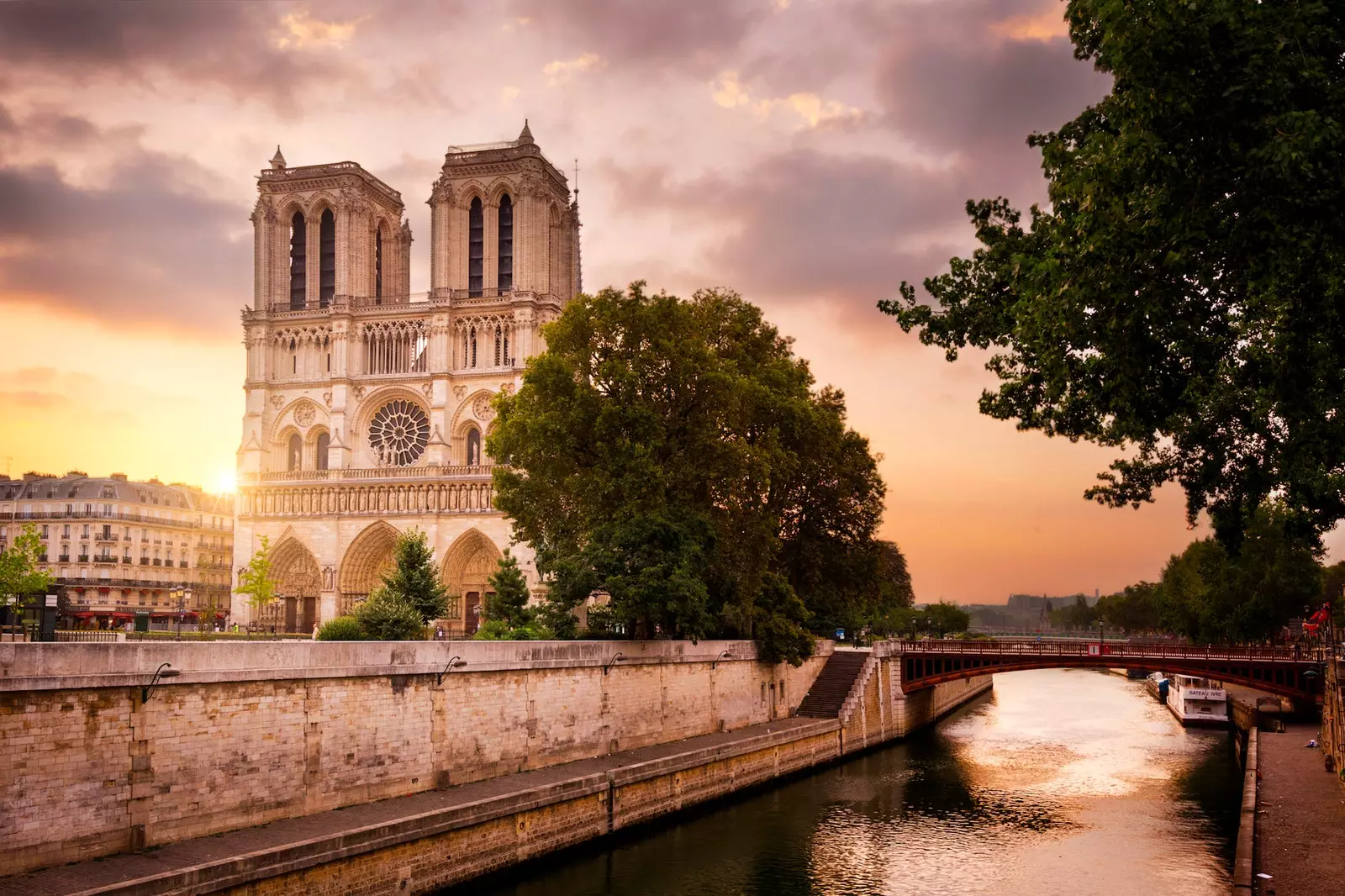 Brandtjänstinformation vid katedralen Notre Dame