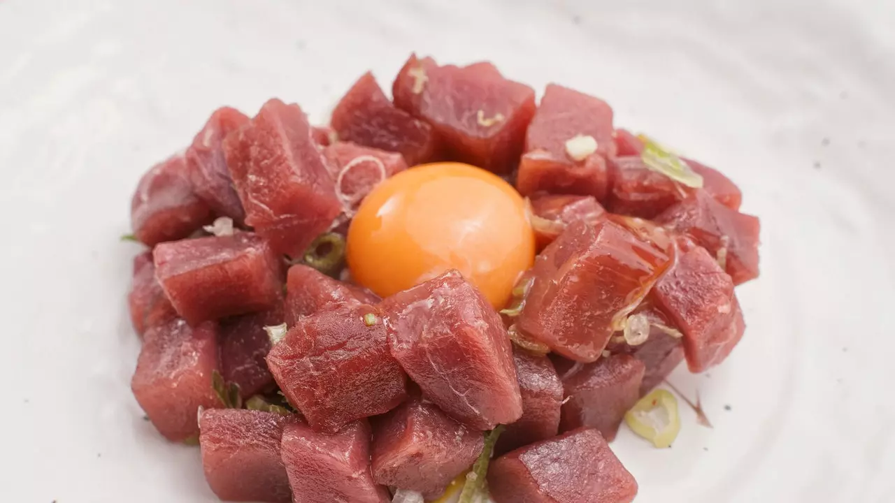 Cooking with Ricardo Sanz, from Kabuki: how to prepare a red tuna tartare