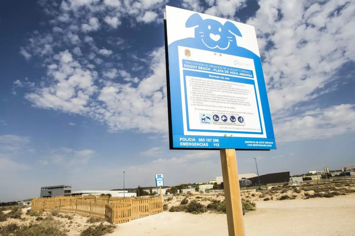 Agua Amarga Plage, der Hond-frëndlech Plage an der Stad Alicante