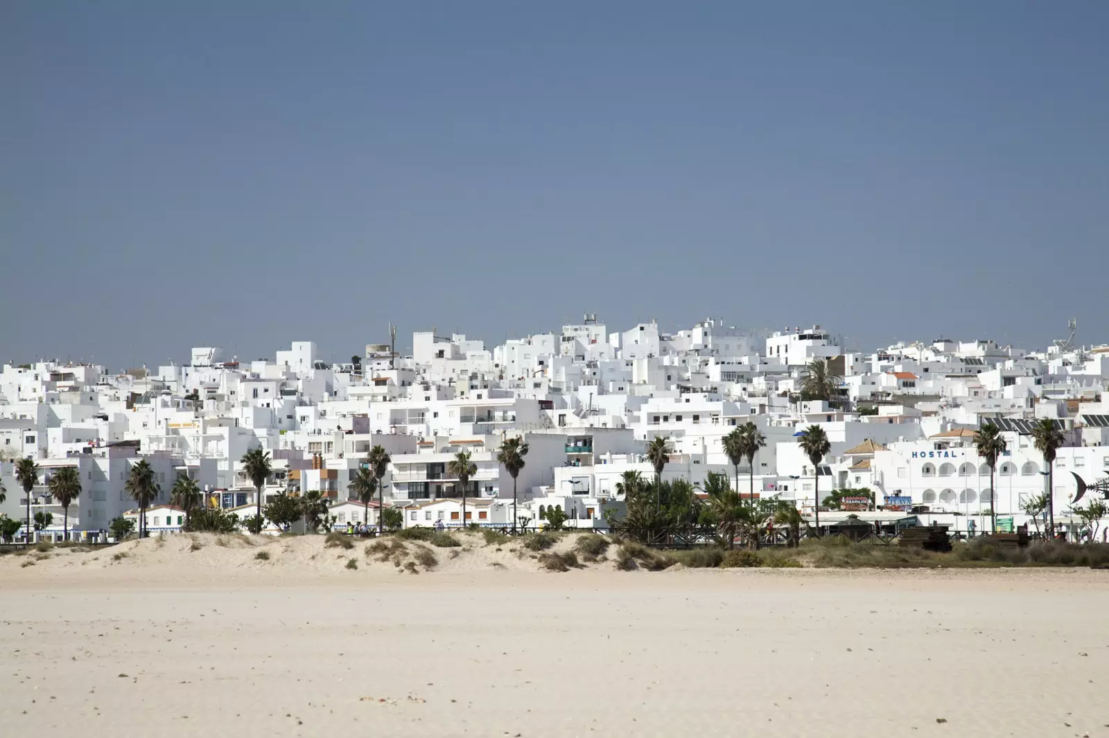 Conil de la Frontera concentrates architectural beauty, gastronomy and kilometric beaches.