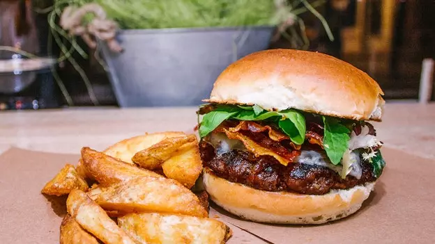 Ceapairí agus hamburgers in Barcelona: an chathair idir arán