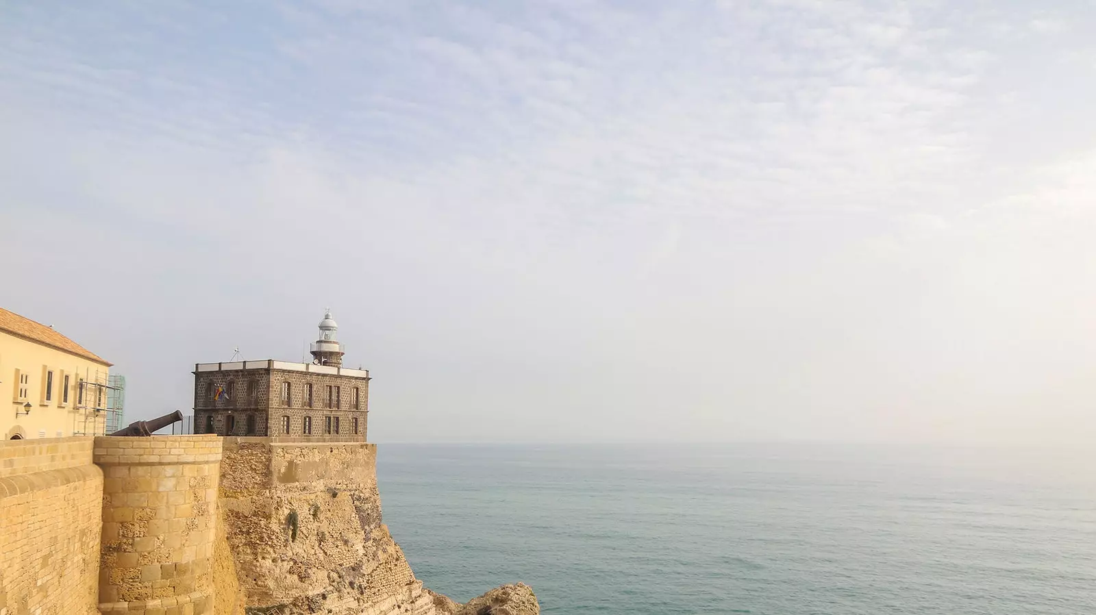 fyrtårn av melilla med havet og himmelen