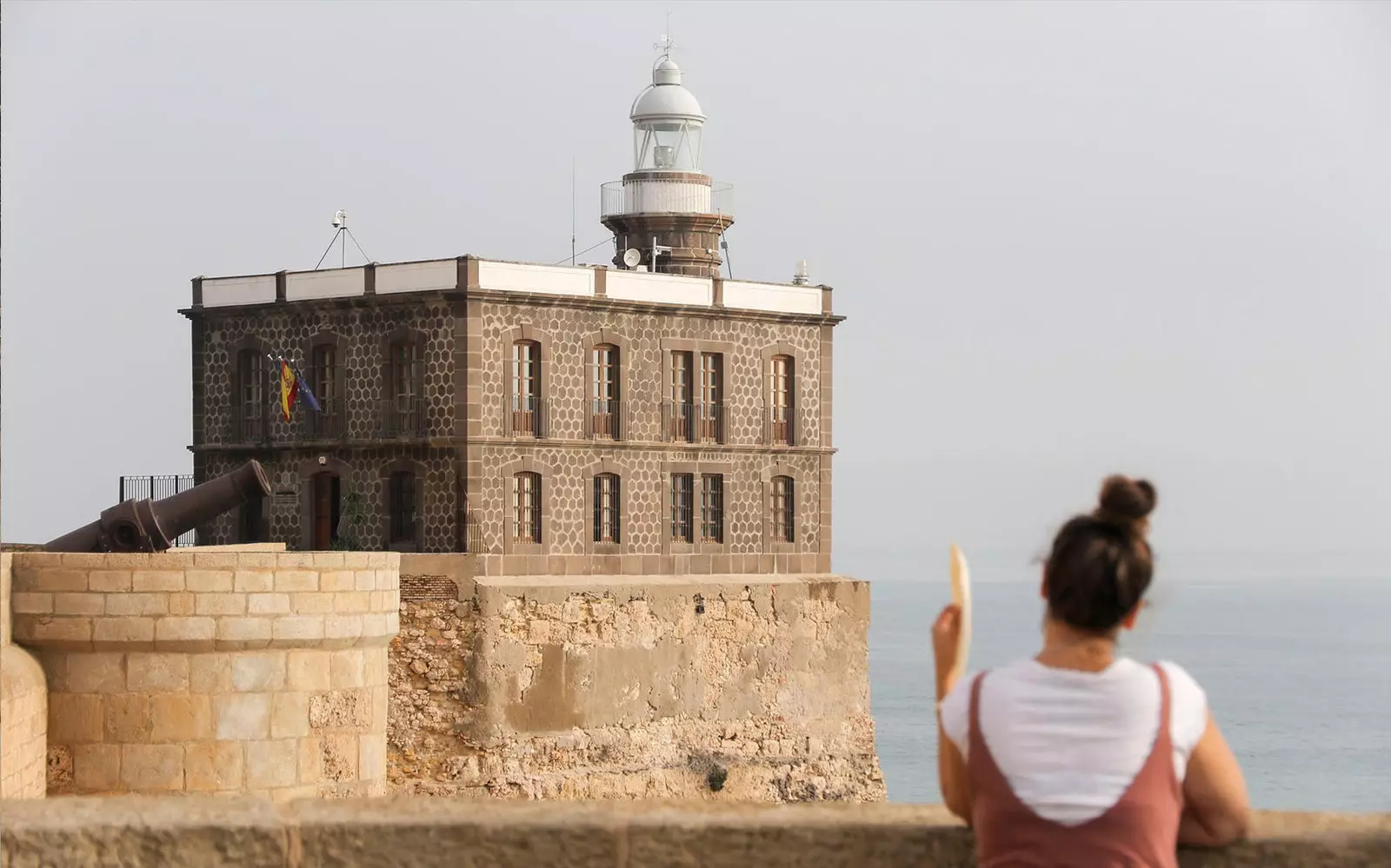 far de melilla amb noia ventant-se