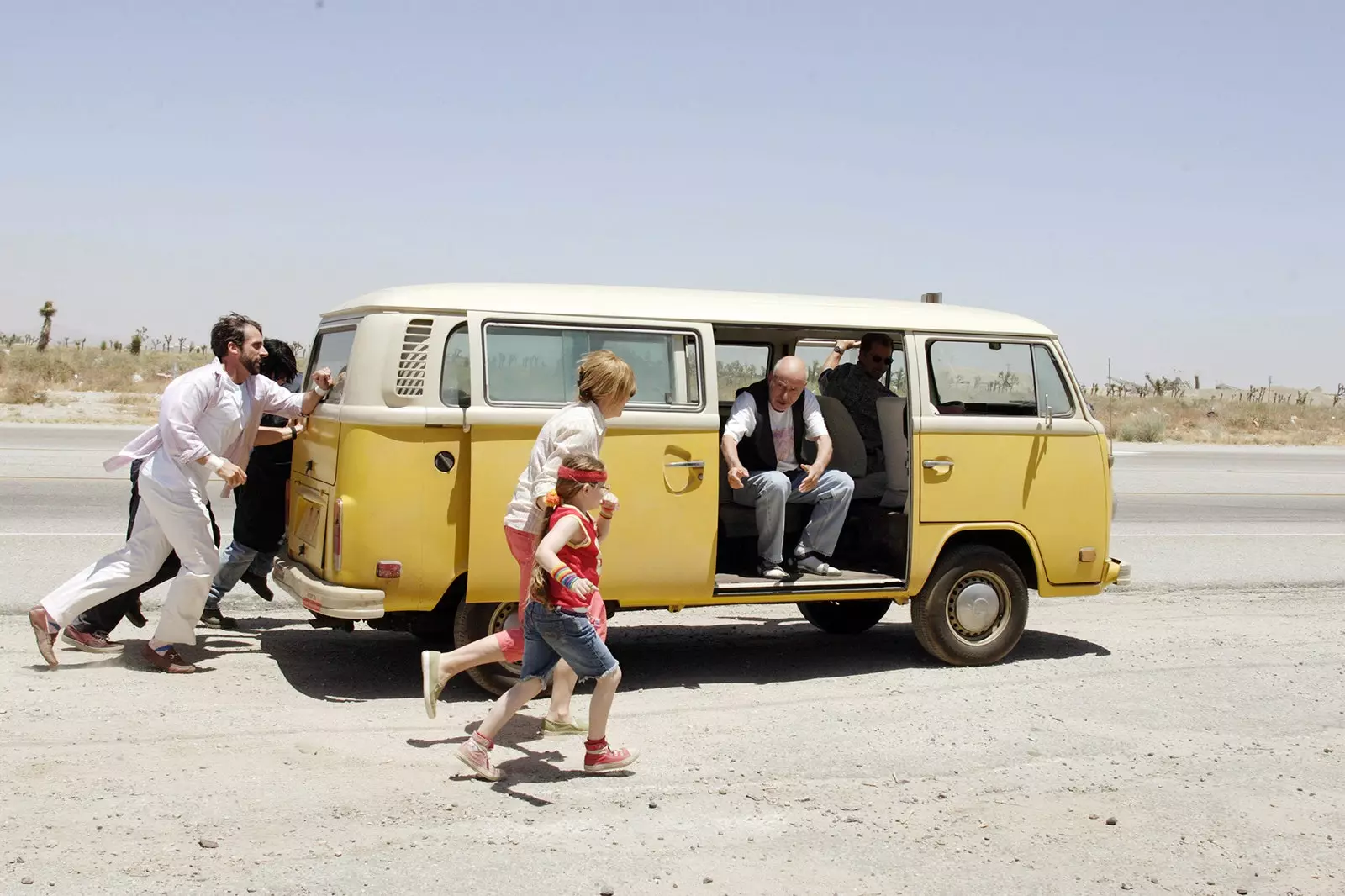 Razbit kombi iz 'Little Miss Sunshine' kot metafora