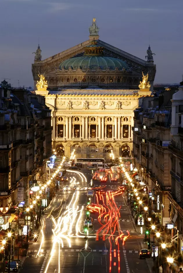 Opera Paris Tangkap aku hantu itu