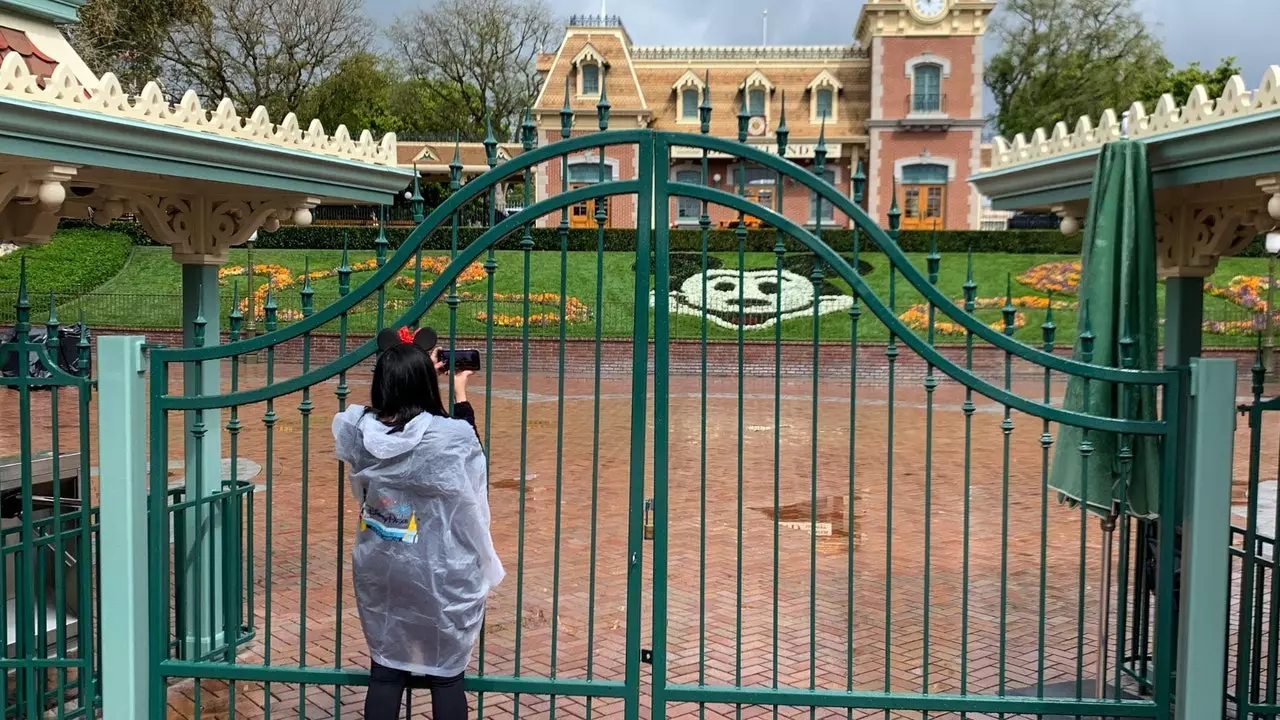 Disneyland Park menunda pembukaannya kembali di California tanpa tanggal yang direncanakan