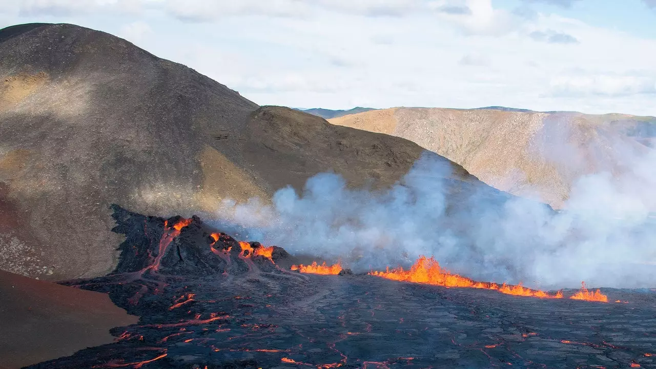 Ao vivo: erupção do vulcão da Islândia perto de Reykjavik