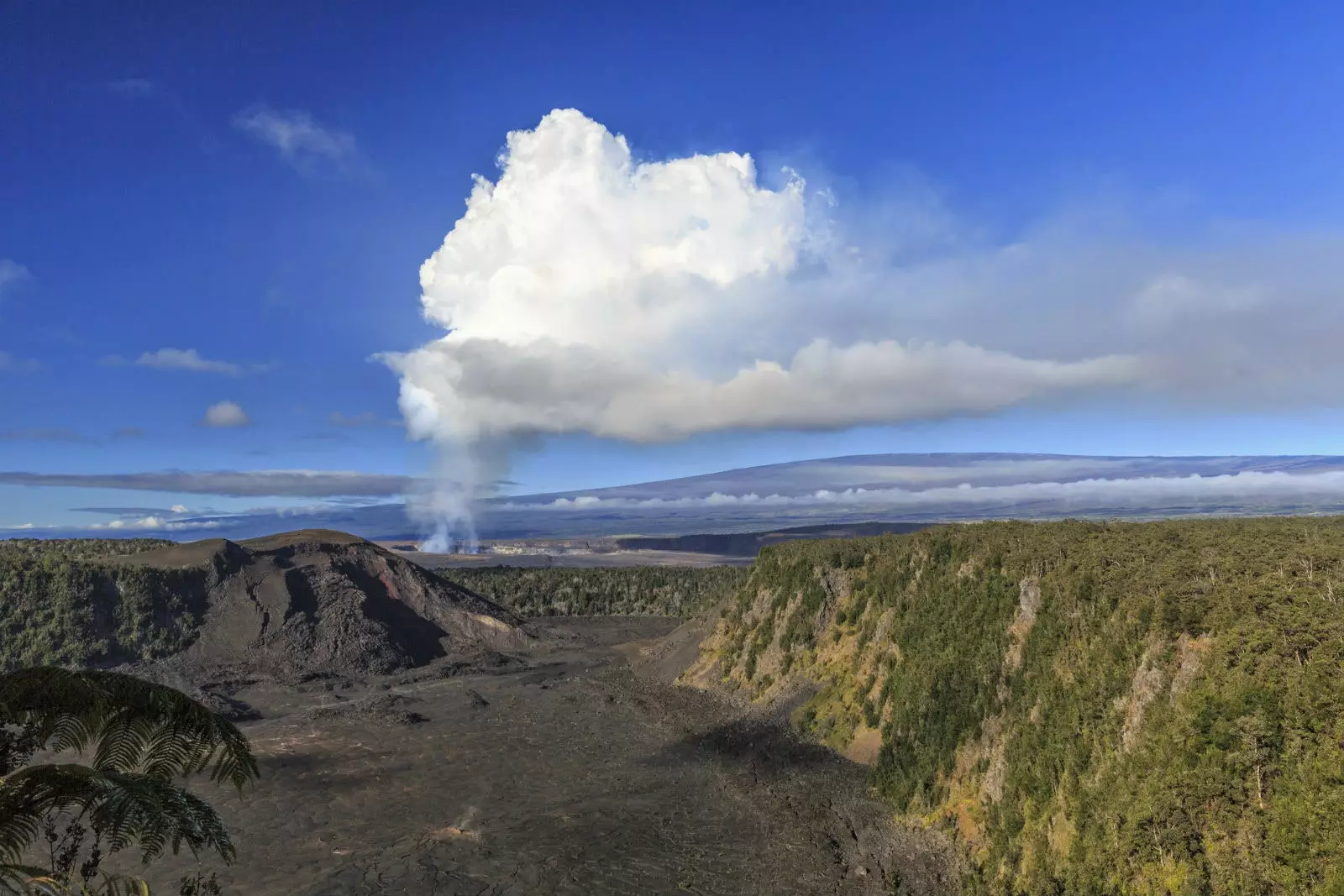 Gunung berapi masih aktif tetapi tidak ada bahaya.