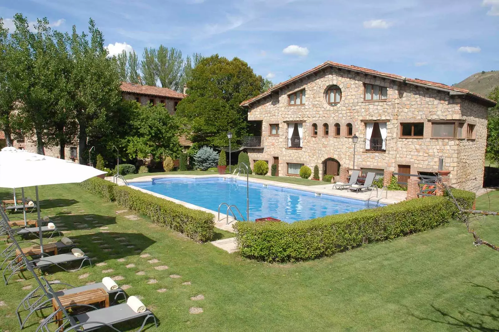 facade na bwawa la Hoteli ya Biashara Molino de Alcuneza Relais Châteaux